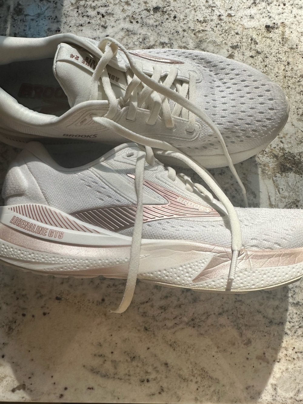 Women’s 8.5 Brooks Adrenaline GTS 24 coconut / rose color - used
